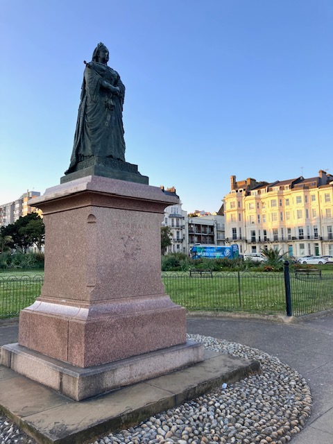 Queen Vic statue
